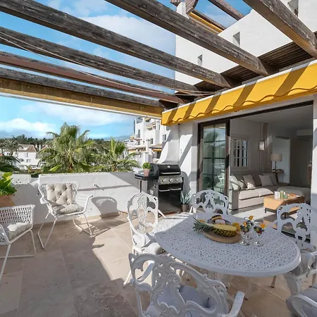 Apartament Modern 3 Bdrm With Sea Views & Pool Newly Renovated *
