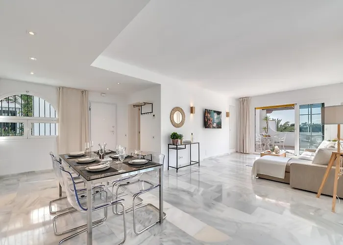 Apartament Modern 3 Bdrm With Sea Views & Pool Newly Renovated