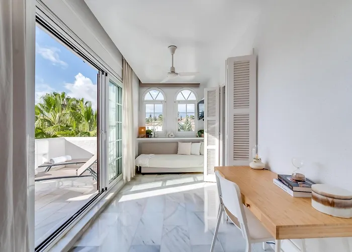 Modern 3 Bdrm With Sea Views & Pool Newly Renovated Apartament