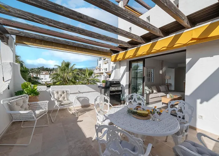 Apartament Modern 3 Bdrm With Sea Views & Pool Newly Renovated *