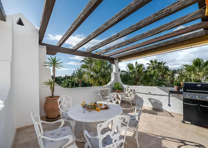 Modern 3 Bdrm With Sea Views & Pool Newly Renovated Apartament
