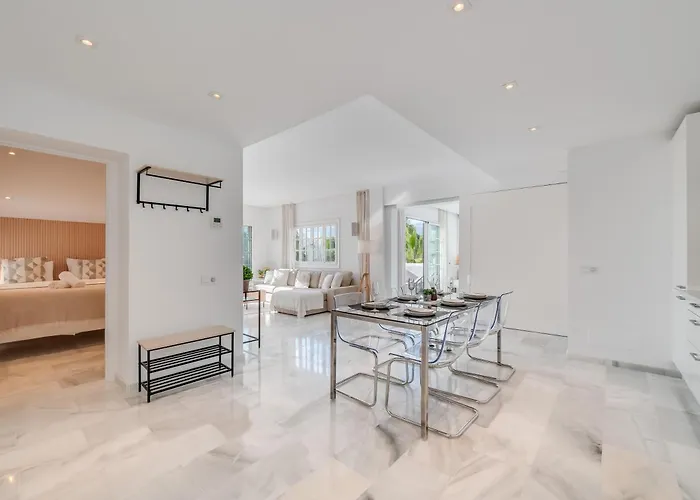 Apartament Modern 3 Bdrm With Sea Views & Pool Newly Renovated
