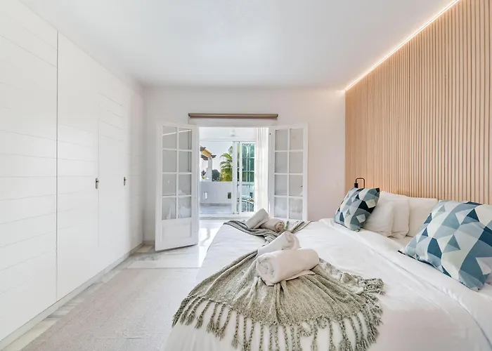Apartament Modern 3 Bdrm With Sea Views & Pool Newly Renovated