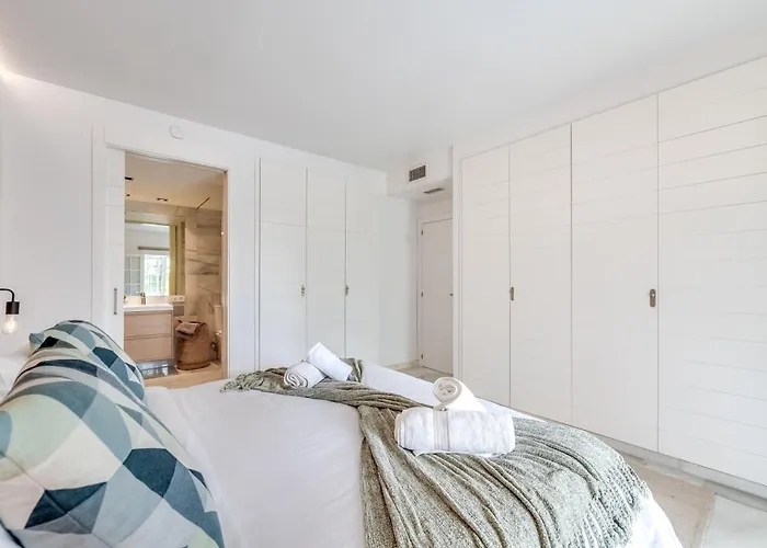 Modern 3 Bdrm With Sea Views & Pool Newly Renovated Apartament *