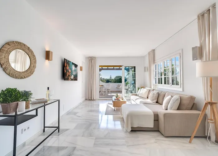 Apartament Modern 3 Bdrm With Sea Views & Pool Newly Renovated *